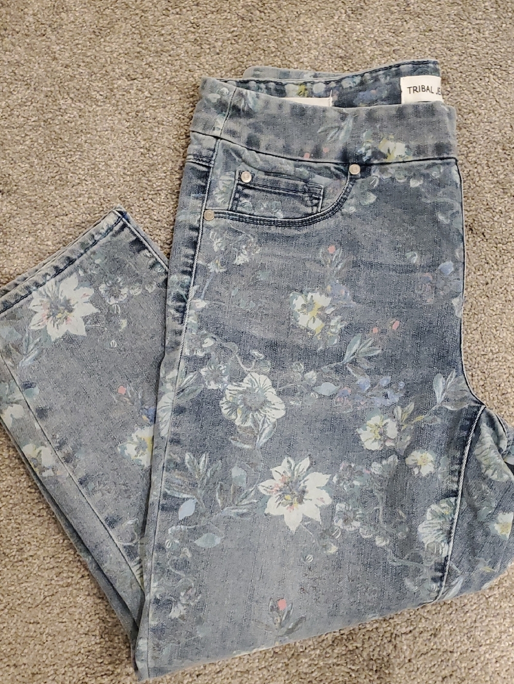 Tribal - Audrey Midrise Capri floral sz 8
